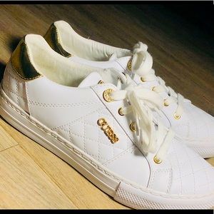 Worn once for graduation and no longer need them.